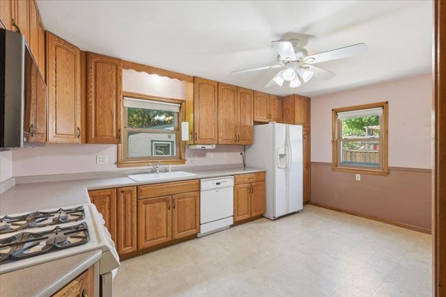 568 Shryer Avenue W, Roseville, MN 55113