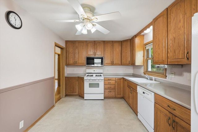 568 Shryer Avenue W, Roseville, MN 55113
