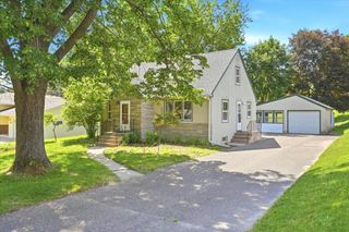 568 Shryer Avenue W, Roseville, MN 55113
