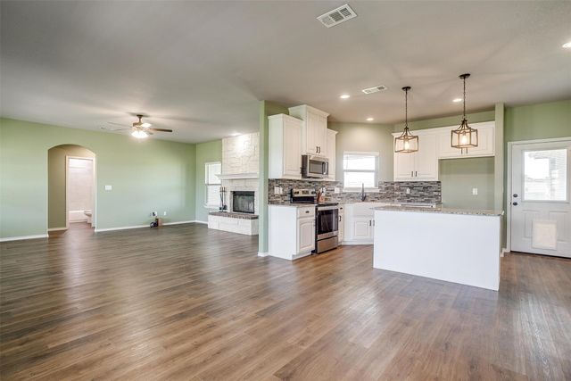8201 Harvest Drive, Grandview, TX 76050