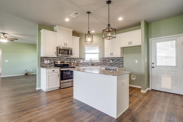 8201 Harvest Drive, Grandview, TX 76050