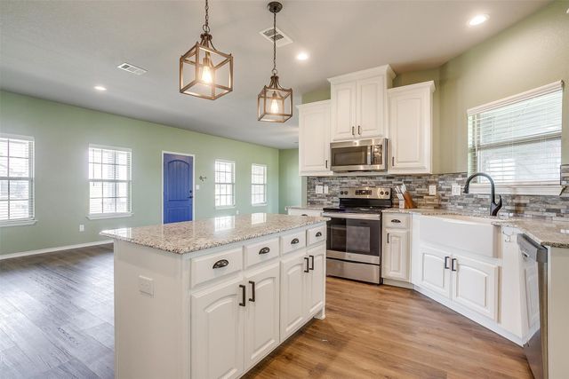 8201 Harvest Drive, Grandview, TX 76050