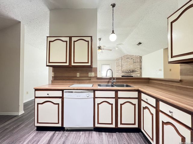 6530 FOREST VLG, San Antonio, TX 78250