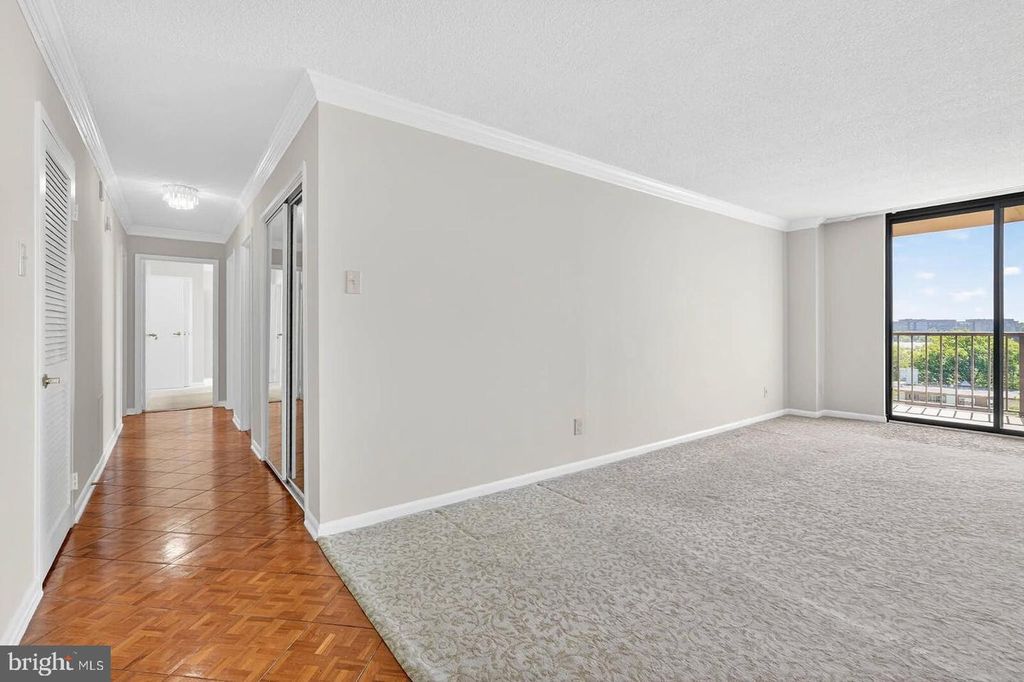 Image 10 of property listing at 7420 WESTLAKE TER #1210, Bethesda, MD 20817
