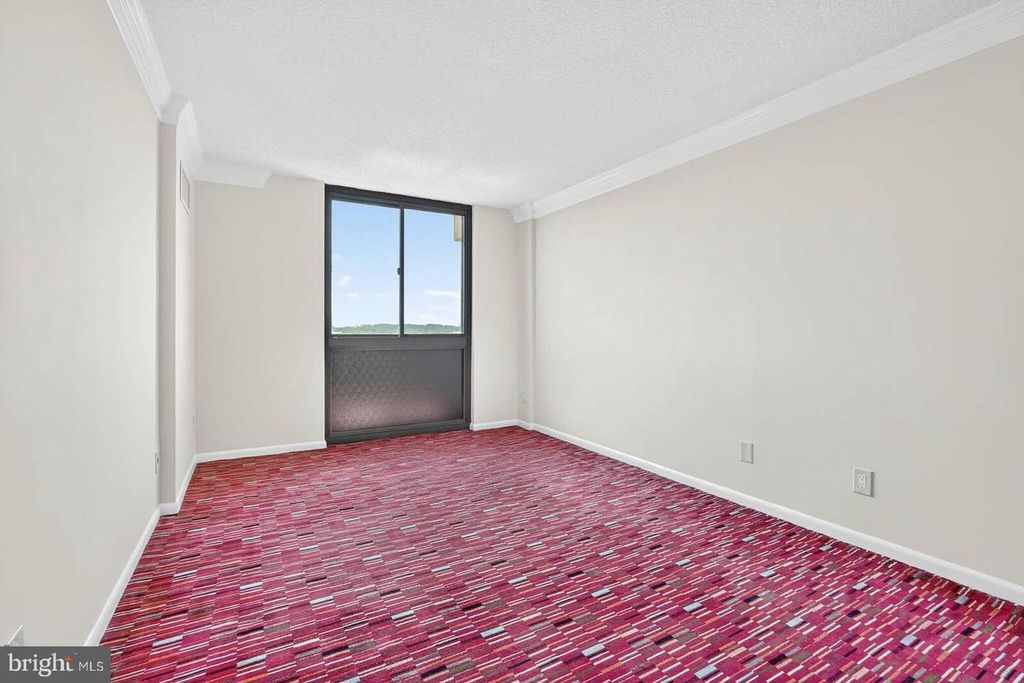 Image 12 of property listing at 7420 WESTLAKE TER #1210, Bethesda, MD 20817