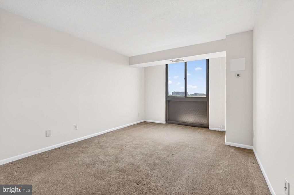 Image 15 of property listing at 7420 WESTLAKE TER #1210, Bethesda, MD 20817