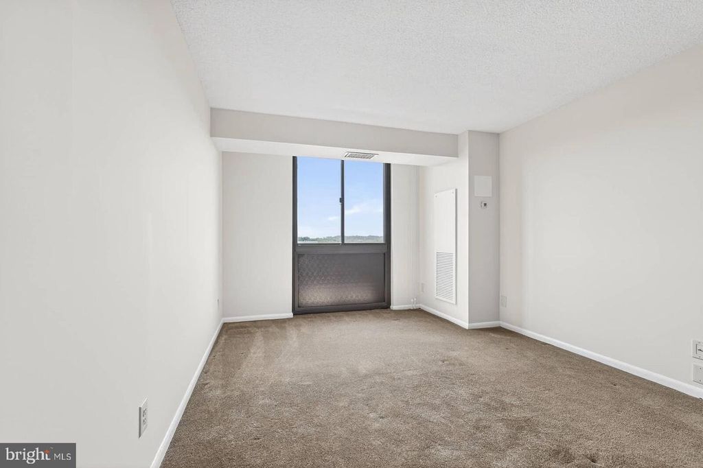 Image 16 of property listing at 7420 WESTLAKE TER #1210, Bethesda, MD 20817
