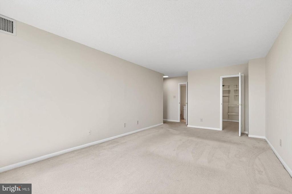 Image 20 of property listing at 7420 WESTLAKE TER #1210, Bethesda, MD 20817