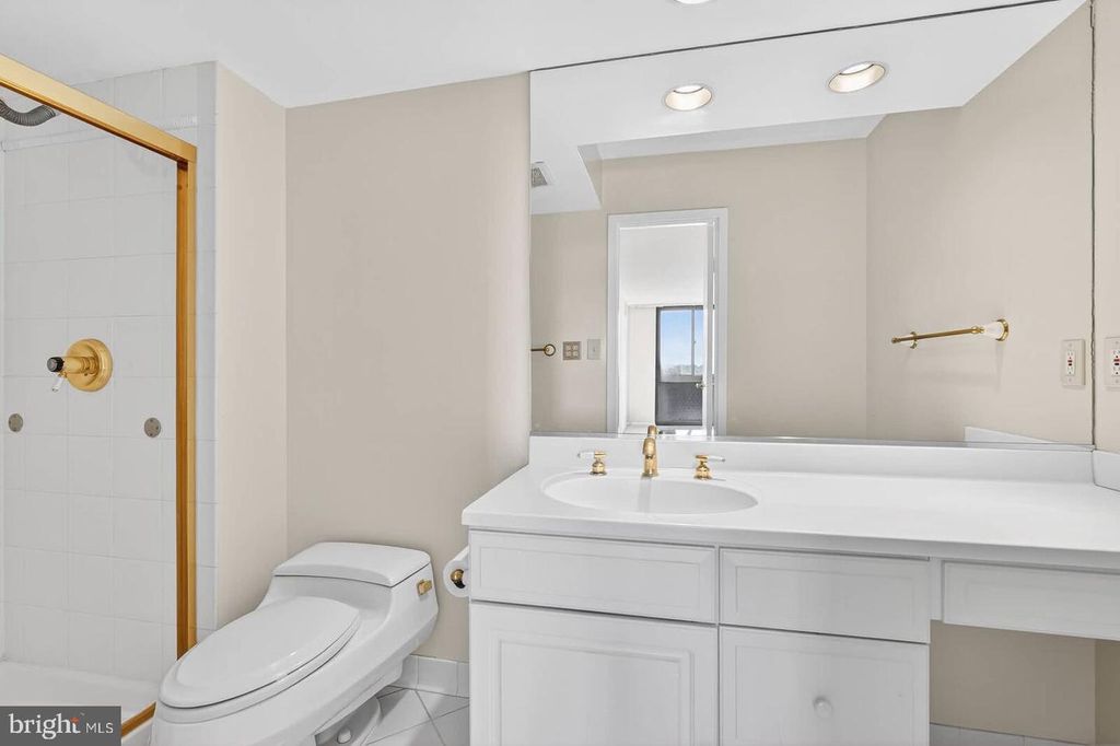 Image 22 of property listing at 7420 WESTLAKE TER #1210, Bethesda, MD 20817