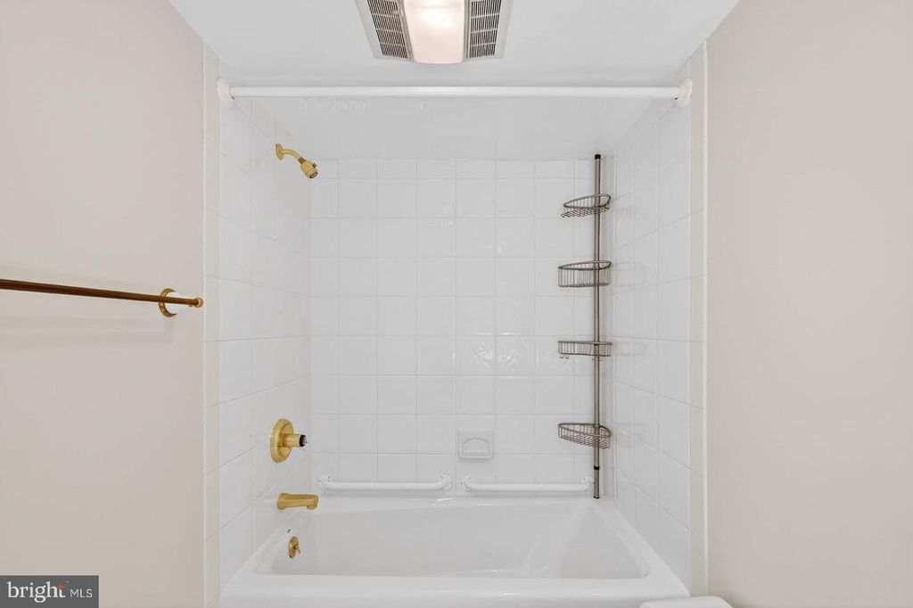 Image 26 of property listing at 7420 WESTLAKE TER #1210, Bethesda, MD 20817