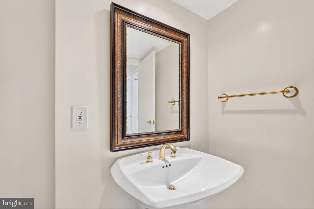 Image 27 of property listing at 7420 WESTLAKE TER #1210, Bethesda, MD 20817