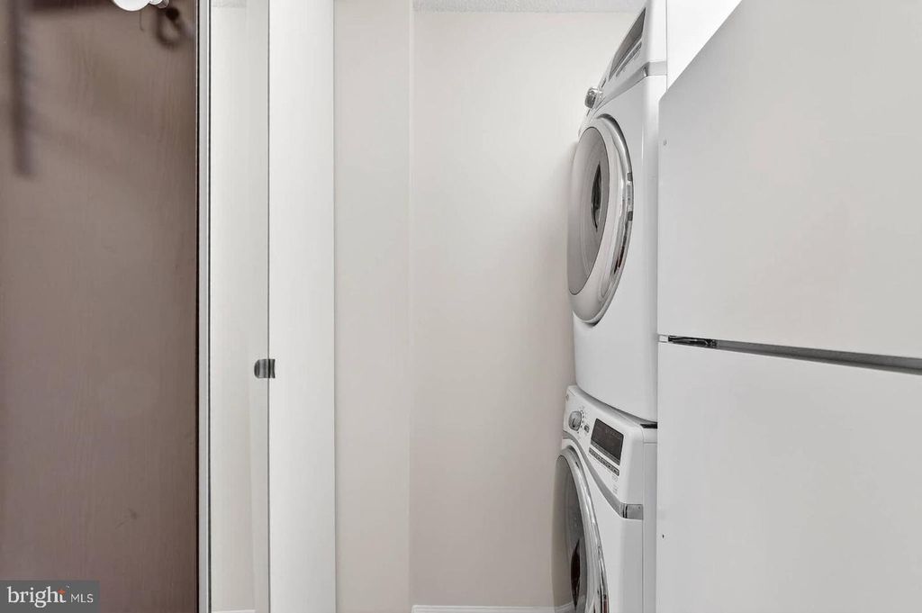 Image 28 of property listing at 7420 WESTLAKE TER #1210, Bethesda, MD 20817