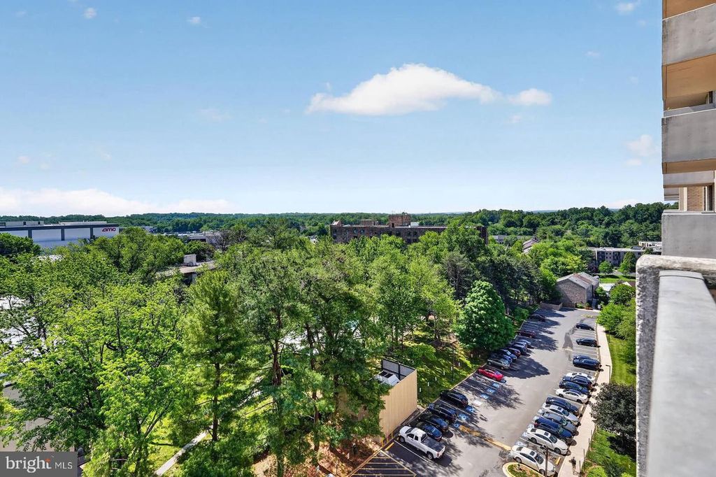 Image 32 of property listing at 7420 WESTLAKE TER #1210, Bethesda, MD 20817