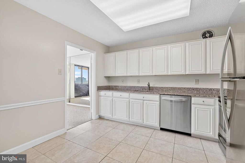 Image 4 of property listing at 7420 WESTLAKE TER #1210, Bethesda, MD 20817