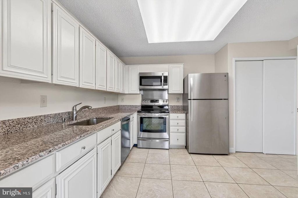 Image 5 of property listing at 7420 WESTLAKE TER #1210, Bethesda, MD 20817