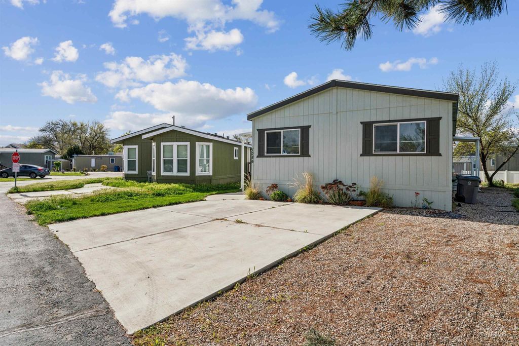 1386 N Arrow Ln, Boise, ID 83704 photo 4