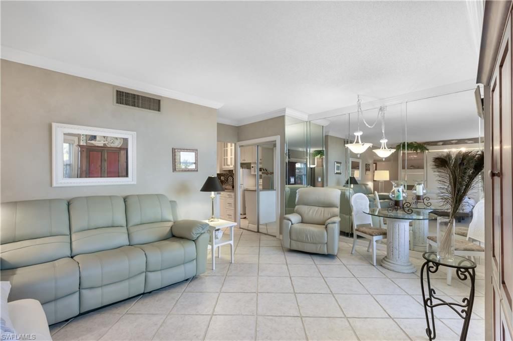 240 Seaview CT 105, MARCO ISLAND, FL 34145 — exterior