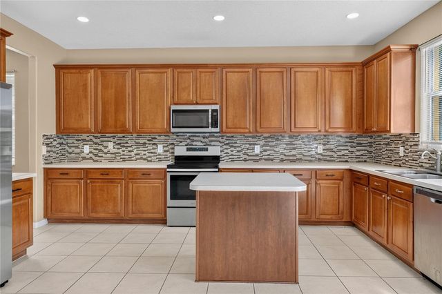 223 LARGOVISTA DR., Oakland, FL 34787