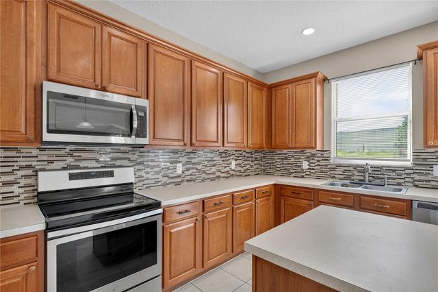223 LARGOVISTA DR., Oakland, FL 34787