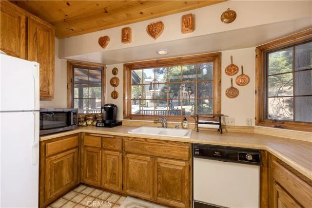 696 Menlo Drive, Big Bear Lake, CA 92315