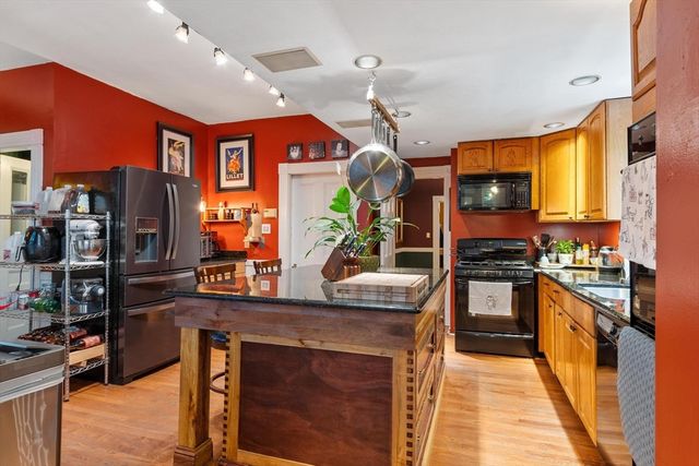 192 Wentworth Ave, Lowell, MA 01852