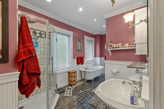 192 Wentworth Ave, Lowell, MA 01852