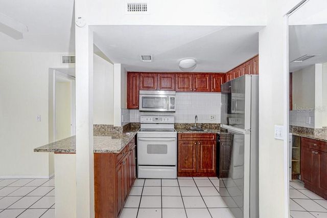 8605 HURON COURT 33, Tampa, FL 33614