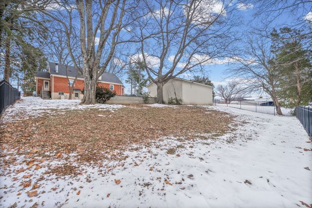 515 Country Club Ln, Hopkinsville, KY 42240