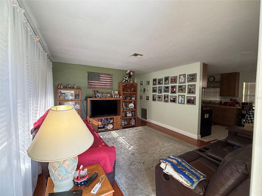 Image 6 of property listing at 6010 BROOKGREEN AVENUE, Orlando, FL 32809