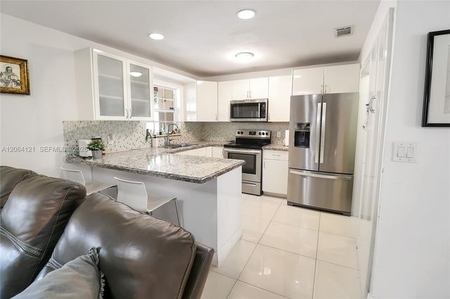 17920 NW 68th Ave 31, Hialeah, FL 33015