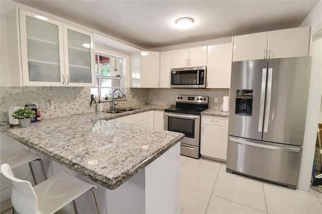 17920 NW 68th Ave 31, Hialeah, FL 33015