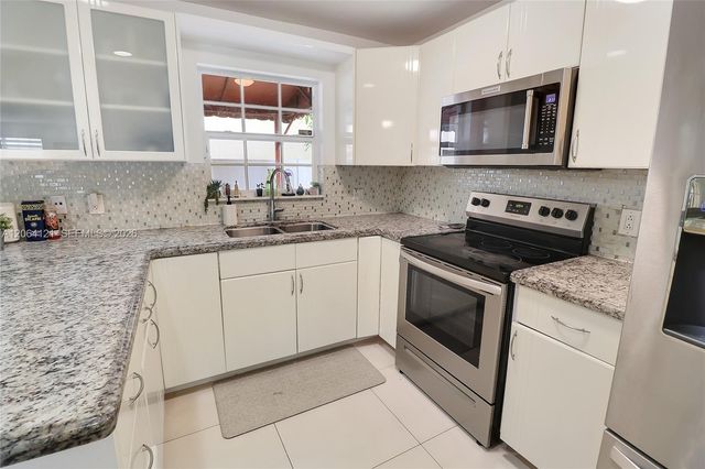 17920 NW 68th Ave 31, Hialeah, FL 33015