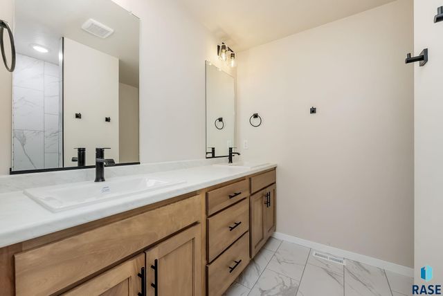 617 N Juniper St Street, Lennox, SD 57039