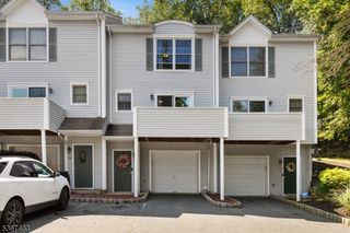 34 Woods Edge Dr, Rockaway Boro, NJ 07866