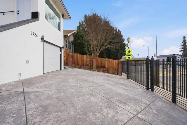 8724 Macarthur Boulevard, Oakland, CA 94605