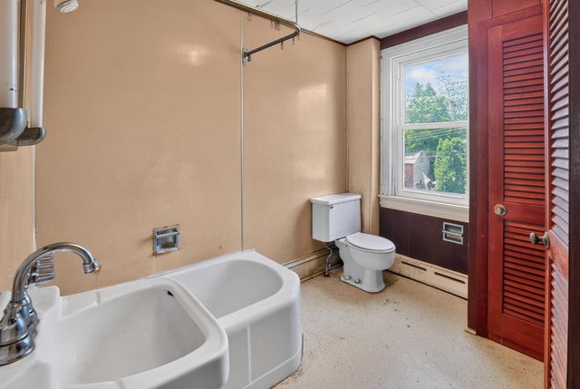 54 RAILROAD ST, Royersford, PA 19468