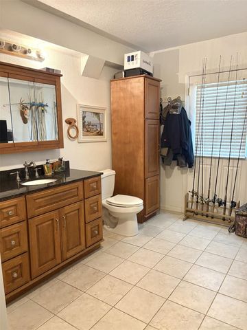 1255 Sailfish Street, Bayou Vista, TX 77563