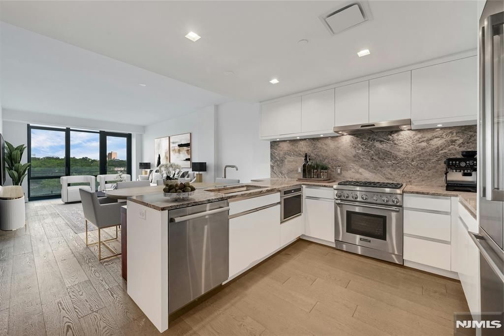 320 Adolphus Avenue 806, Cliffside Park, NJ 07010