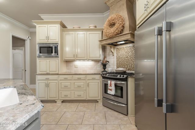 1044 Angelwood Circle, Breaux Bridge, LA 70517