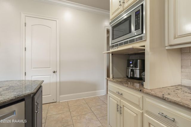 1044 Angelwood Circle, Breaux Bridge, LA 70517