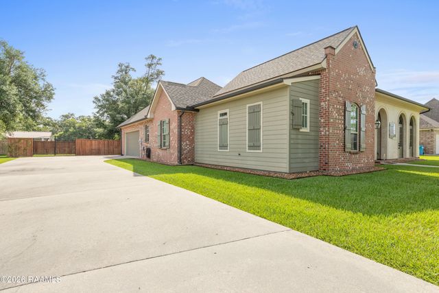 1044 Angelwood Circle, Breaux Bridge, LA 70517
