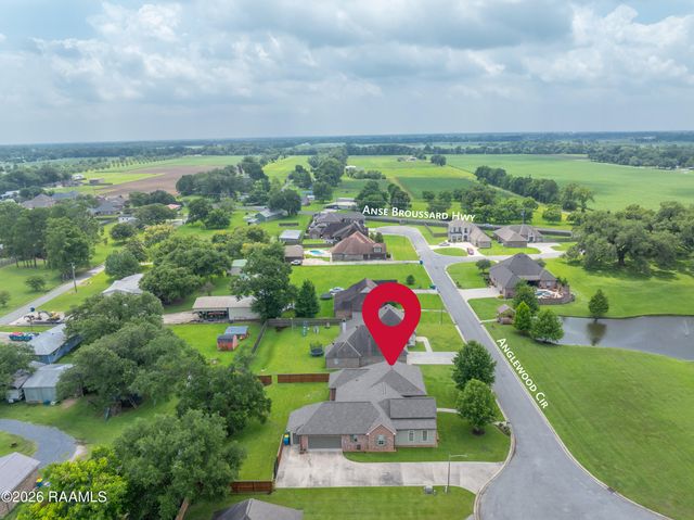 1044 Angelwood Circle, Breaux Bridge, LA 70517
