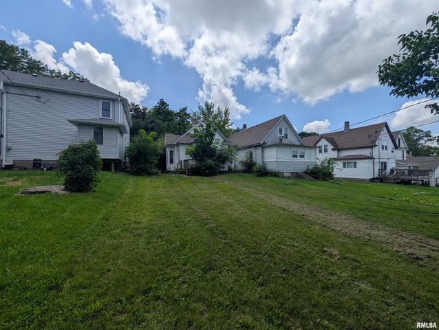 2833 8TH Avenue, Rock Island, IL 61201