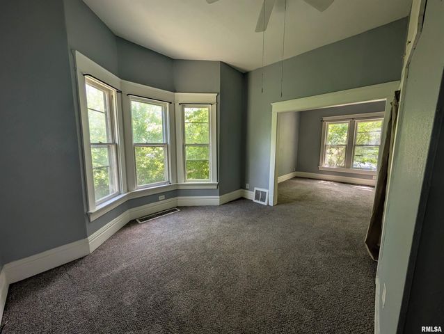 2833 8TH Avenue, Rock Island, IL 61201