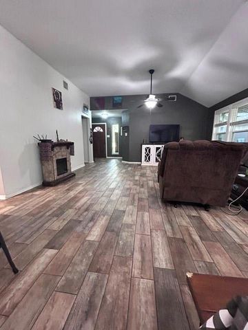 600 Spruce Dr, Conroe, TX 77302