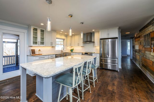 321 Riverside Drive, New Bern, NC 28560