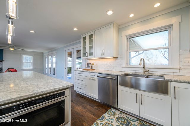 321 Riverside Drive, New Bern, NC 28560