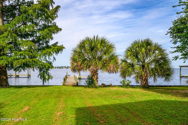 321 Riverside Drive, New Bern, NC 28560