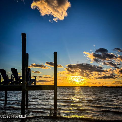 321 Riverside Drive, New Bern, NC 28560