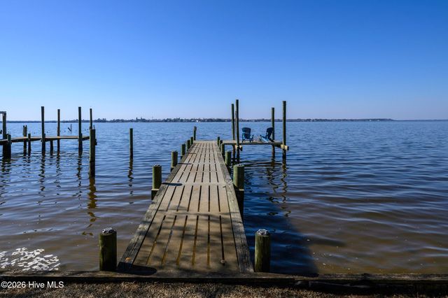 321 Riverside Drive, New Bern, NC 28560